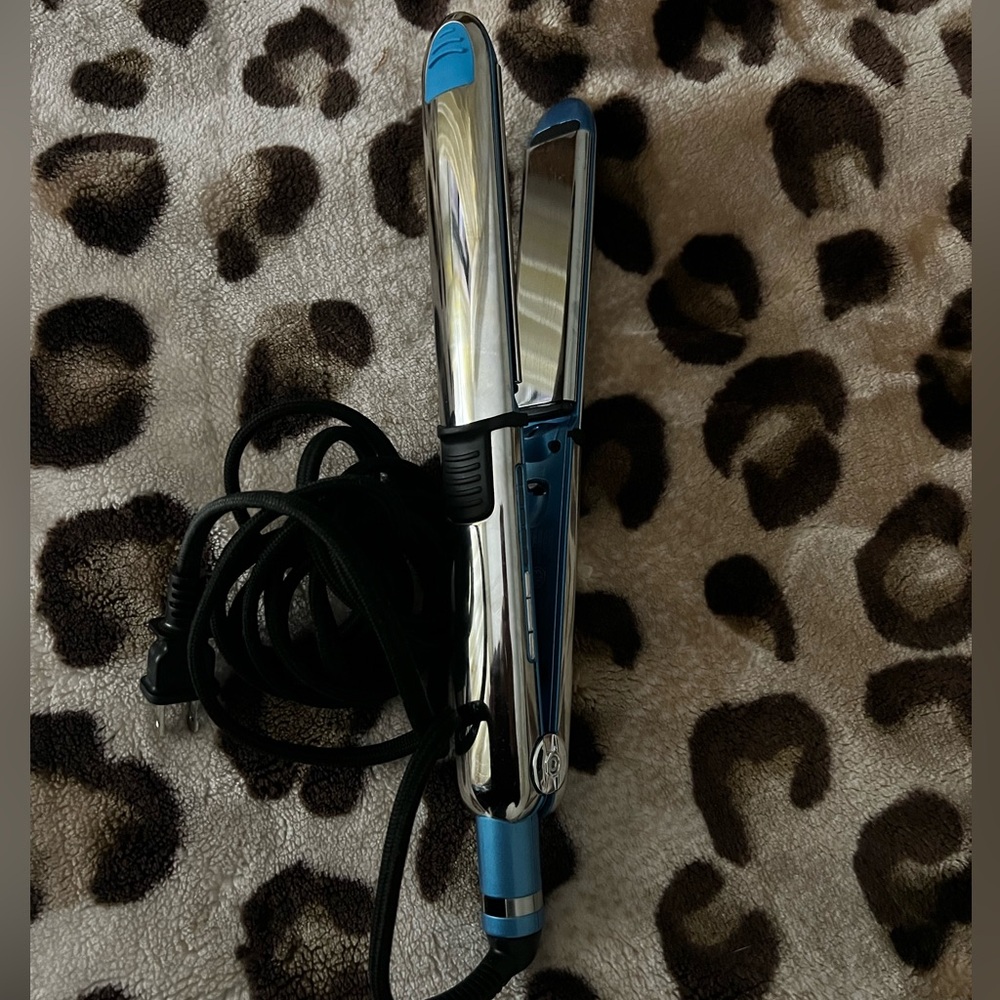Blue and Silver Hair Straightener prima 3000 1 1/4 inch,  great condition!